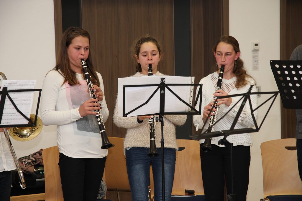 Ausbilderin Marinja Horn mit ihren Klarinettenschülerinnen